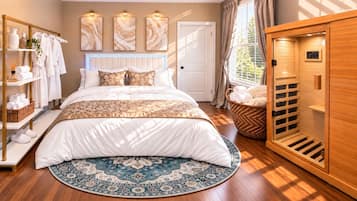 Une chambre à coucher avec un lit, une armoire en bois, un porte-peignoir et une fenêtre avec des rideaux.