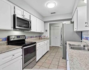 Private kitchen - Charming 3-bedroom house with AC in Hilton Head Island (Hilton Head Island)