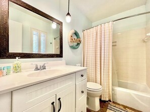 Hair dryer, towels, soap, toilet paper - Charming 3-bedroom house with AC in Hilton Head Island (Hilton Head Island)