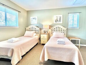 3 bedrooms, iron/ironing board, Internet, bed sheets - Charming 3-bedroom house with AC in Hilton Head Island (Hilton Head Island)