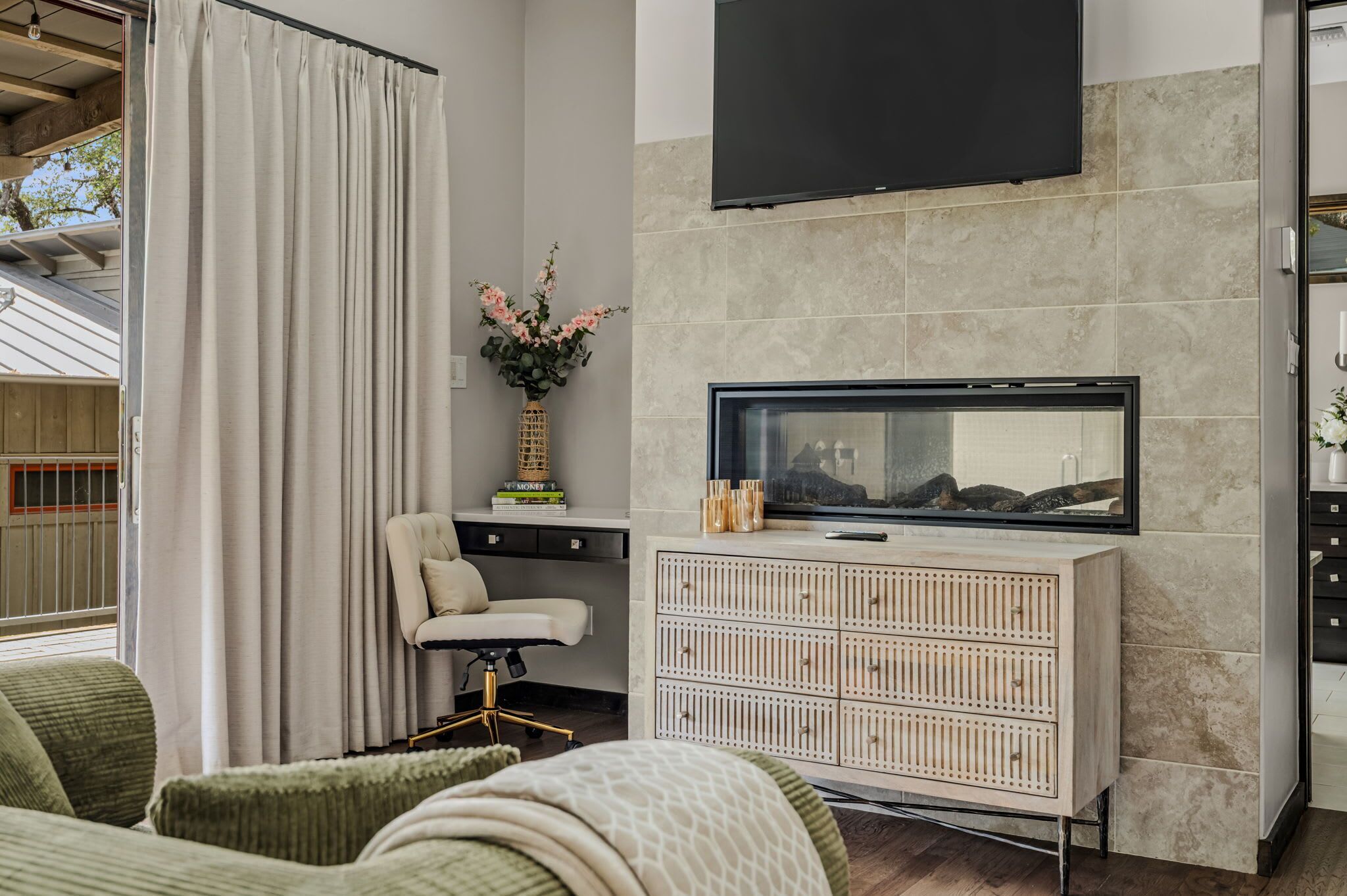 TV, fireplace, offices