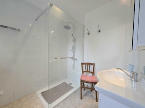 Een douche, handdoeken, toiletpapier