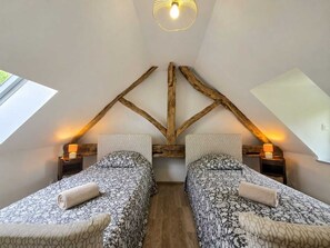 4 slaapkamers, een bureau, een strijkplank/strijkijzer, beddengoed