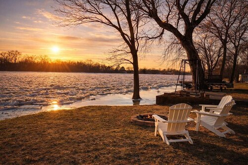 Spring River Escape • Waterfront Sunsets + Firepit