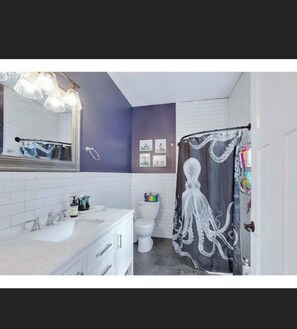 Hair dryer, bidet, towels, soap - 6-Bedroom Cabin on 7.5 Private Acres Forest, Wine & Coast Nearby (Gales Creek)