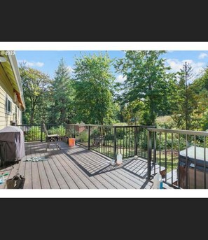 Terrace/patio - 6-Bedroom Cabin on 7.5 Private Acres Forest, Wine & Coast Nearby (Gales Creek)