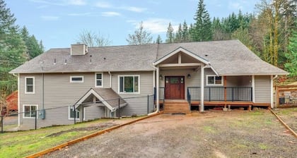 6-Bedroom Cabin on 7.5 Private Acres Forest, Wine & Coast Nearby