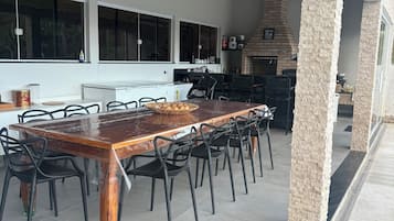 تناول الطعام بالخارج