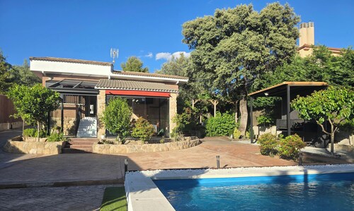 Private chalet with pool, barbecue and fireplace, 1 hour from Madrid