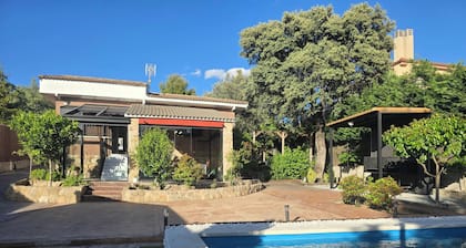 Private chalet with pool, barbecue and fireplace, 1 hour from Madrid