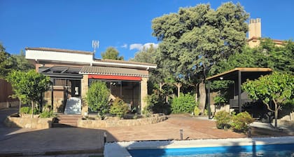 Private chalet with pool, barbecue and fireplace, 1 hour from Madrid