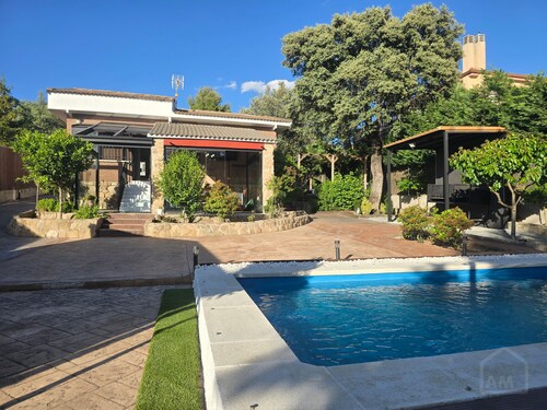 Private chalet with pool, barbecue and fireplace, 1 hour from Madrid