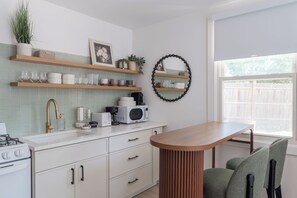 Wasserkocher mit Kaffee-/Teezubehör, Kühlschrank, Mikrowelle, Ofen