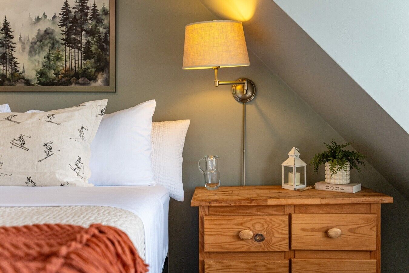 4 bedrooms, desk, iron/ironing board, travel cot