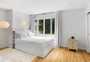 4 bedrooms, iron/ironing board, Internet - 3‑Acre Weston Retreat w/ Pool & Basketball Court (Weston)