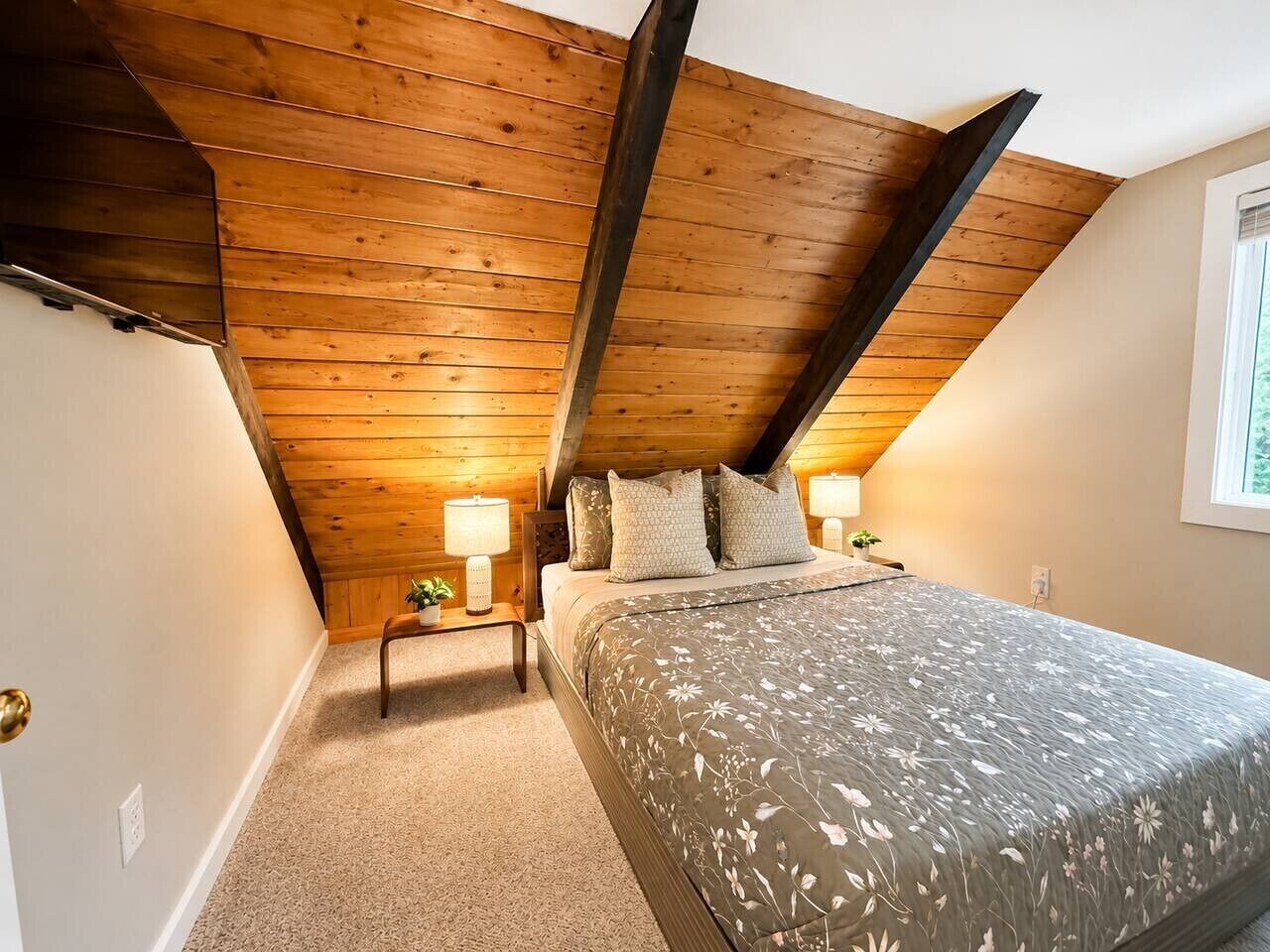 3 habitaciones, escritorio y tabla de planchar con plancha 