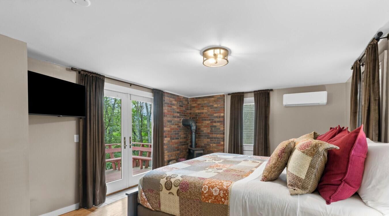 3 habitaciones, escritorio y tabla de planchar con plancha 