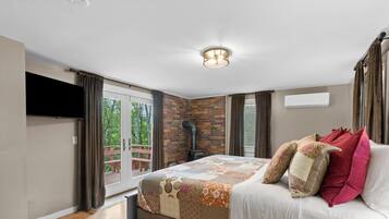 3 habitaciones, escritorio y tabla de planchar con plancha