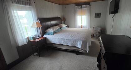 Farm House by the Pond
8 Guest 4 bedroom 4 beds 3.5 baths in Rock Valley Iowa