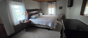 Farm House by the Pond
8 Guest 4 bedroom 4 beds 3.5 baths in Rock Valley Iowa
