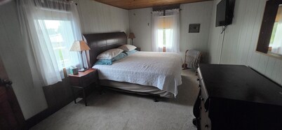 Farm House by the Pond
8 Guest 4 bedroom 4 beds 3.5 baths in Rock Valley Iowa