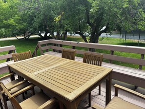 Outdoor dining - Family-friendly 3-bedroom house near Sun Valley with AC in serene Bellevue (Bellevue)