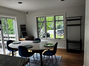 Dining - Family-friendly 3-bedroom house near Sun Valley with AC in serene Bellevue (Bellevue)