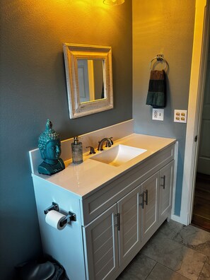 Hair dryer, towels, soap, toilet paper - Family-friendly 3-bedroom house near Sun Valley with AC in serene Bellevue (Bellevue)