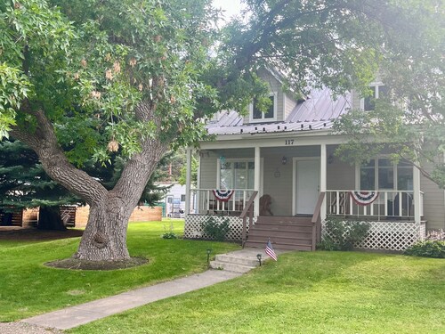 Family-friendly 3-bedroom house near Sun Valley with AC in serene Bellevue