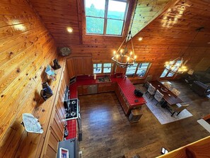 Ein Ferienhaus-Inneres mit Küche, Essbereich und großen Fenstern.