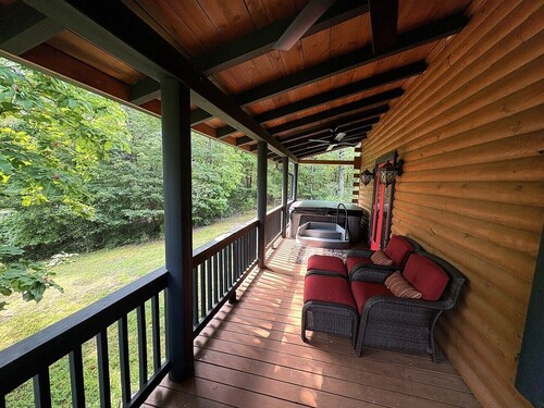 Authentic Log Cabin • Hot Tub, Game Room & Yard Games • Sleeps 12 • Wine Country
