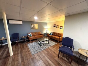 Ein Wohnzimmer mit einer Sofagarnitur, einem Couchtisch und einem Teppich.