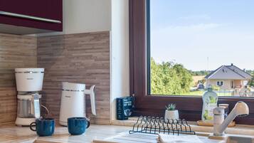 Cafetera y tetera, refrigerador, horno y parrilla de estufa