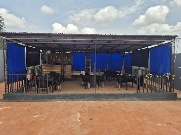 Outdoor dining - 2-bedroom serviced apartment in serene Benin City with AC comfort (Benin City)