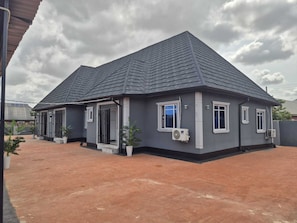 Exterior - 2-bedroom serviced apartment in serene Benin City with AC comfort (Benin City)