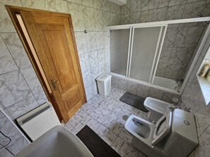Phòng đôi, quang cảnh hồ bơi | Phòng tắm | Máy sấy tóc, khăn tắm, xà phòng, dầu gội 