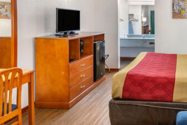 Standard Room | Desk, laptop workspace, blackout drapes, iron/ironing board