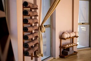 Une pièce avec une étagère en bois où sont rangées des serviettes pliées et une fenêtre donnant sur un paysage agréable.