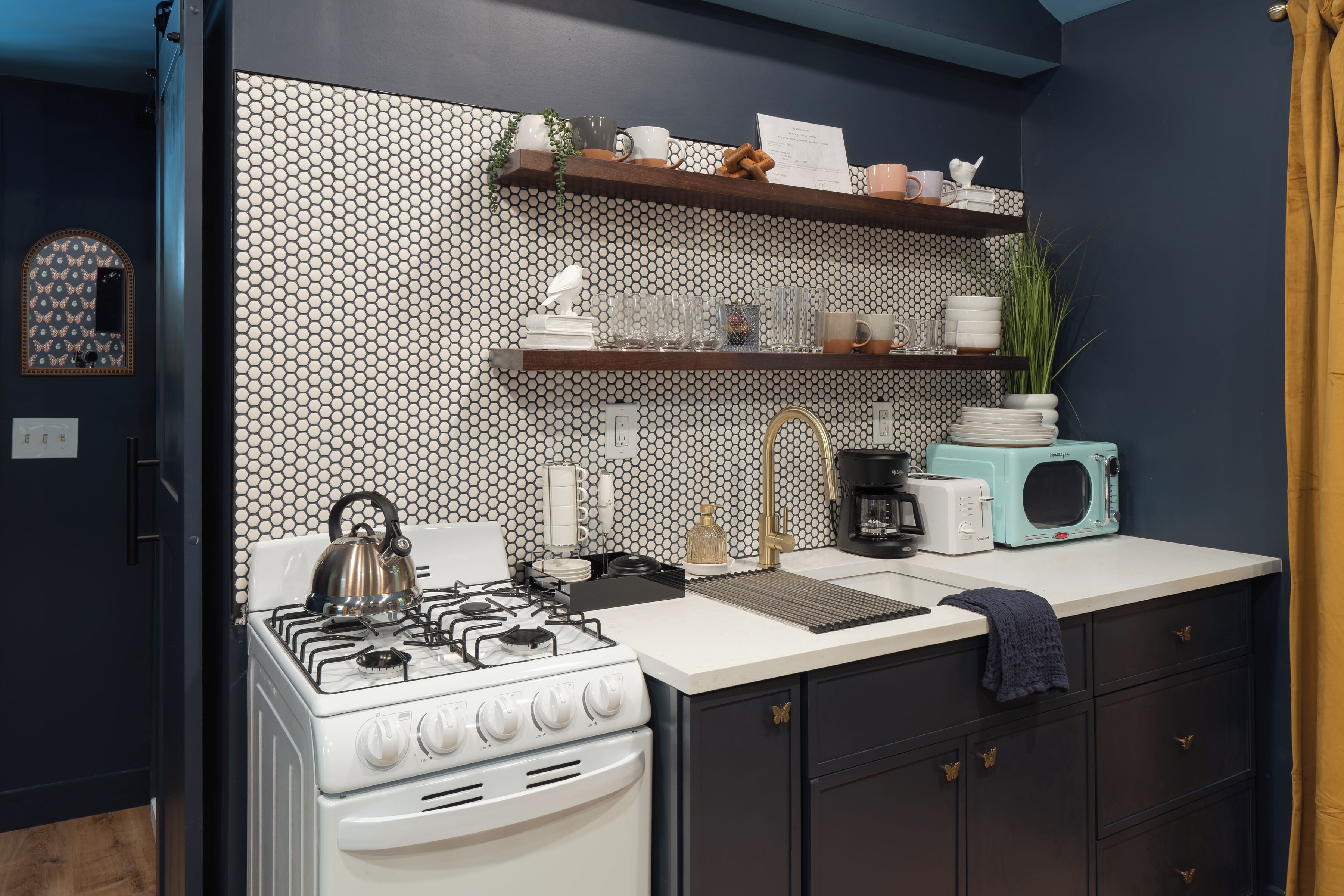 Coffee/tea maker, fridge, microwave, oven