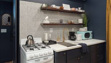 Coffee/tea maker, fridge, microwave, oven