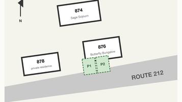 Een kaart met gelabelde punten 874, 876 en 878, die locaties aanduiden zoals Sage Sojourn, Butterfly Bungalow en een privéwoning. Route 212 is eveneens aangegeven.