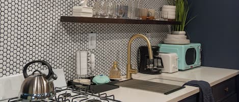 Coffee/tea maker, fridge, microwave, oven