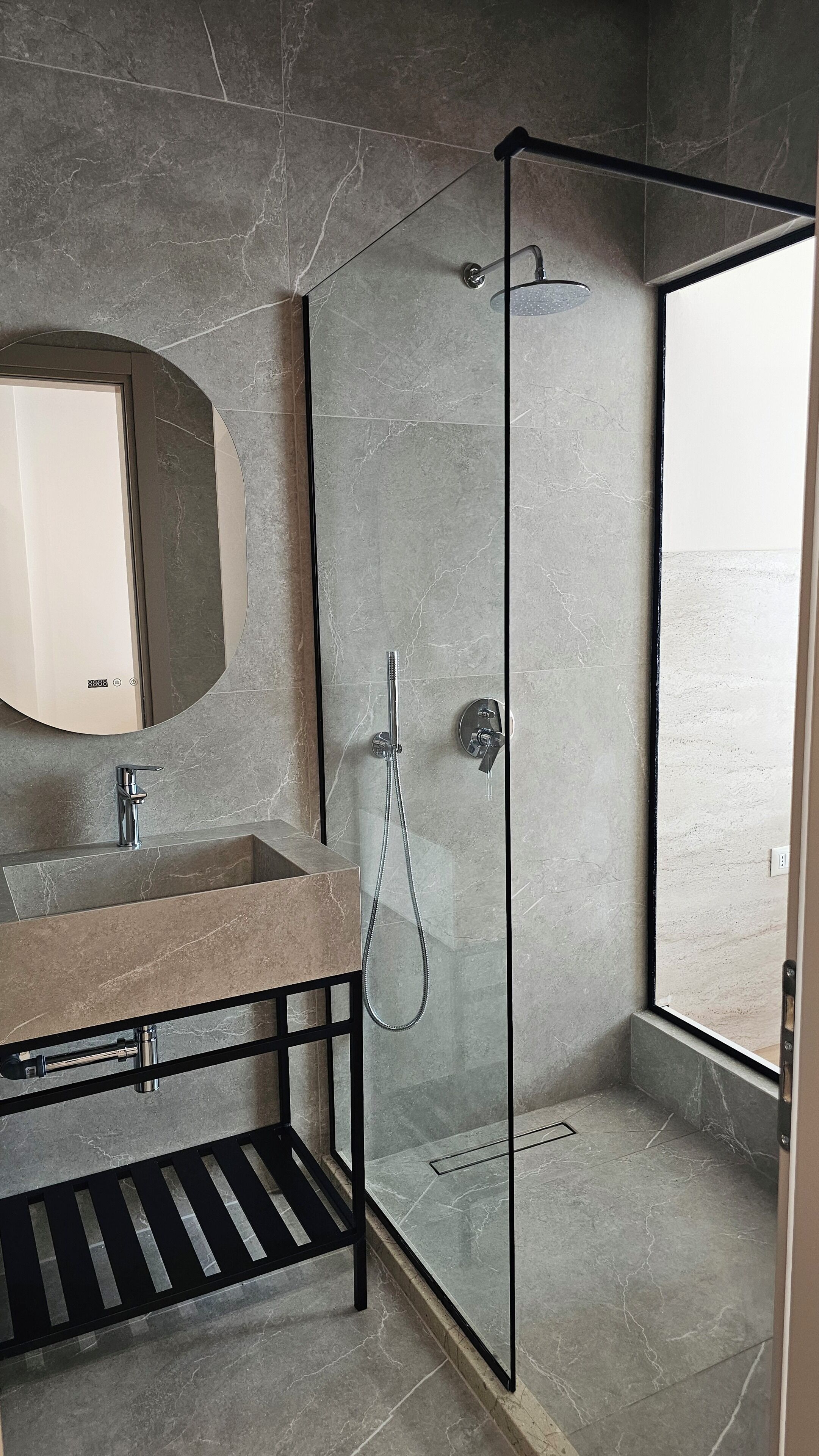 Camera, vista città | Bagno | Doccia, asciugamani, sapone, shampoo