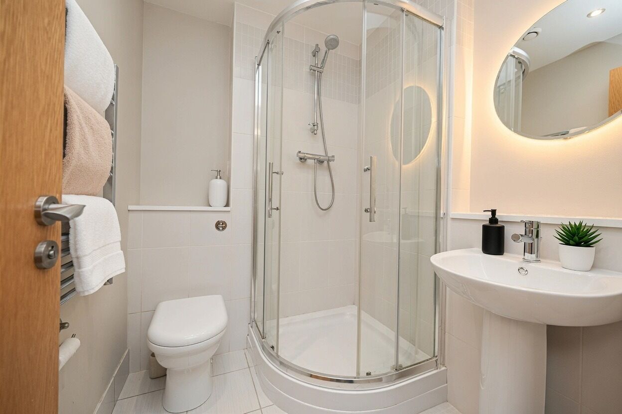 Departamento urbano, vista al mar | Baño | Jabón, shampoo, papel de baño 