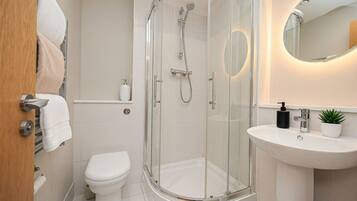 Departamento urbano, vista al mar | Baño | Jabón, shampoo, papel de baño