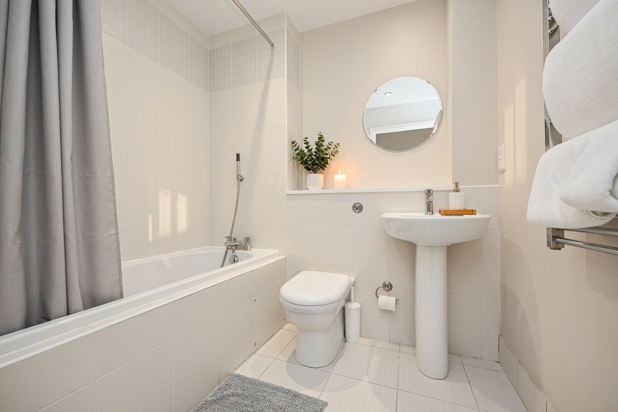 City-Apartment, Meerblick | Badezimmer | Seife, Shampoo, Toilettenpapier
