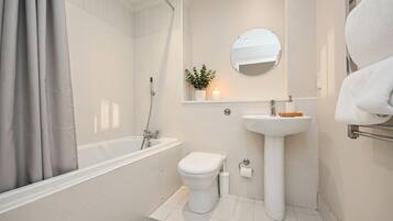 City-Apartment, Meerblick | Badezimmer | Seife, Shampoo, Toilettenpapier
