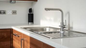 City Apartment, Sea View | Private kitchen | Dishwasher