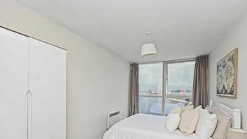 Apartamento urbano, vista para o mar | Cortinas blackout, ferros/tábuas de passar roupa, Wi-Fi de cortesia