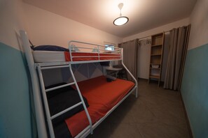 A bunk bed room with a desk and a shelf. - Ground floor of a house in the countryside, (Éguilles)